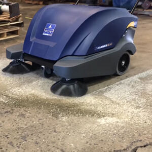 900SX Walk-Behind Sweeper Cleaning